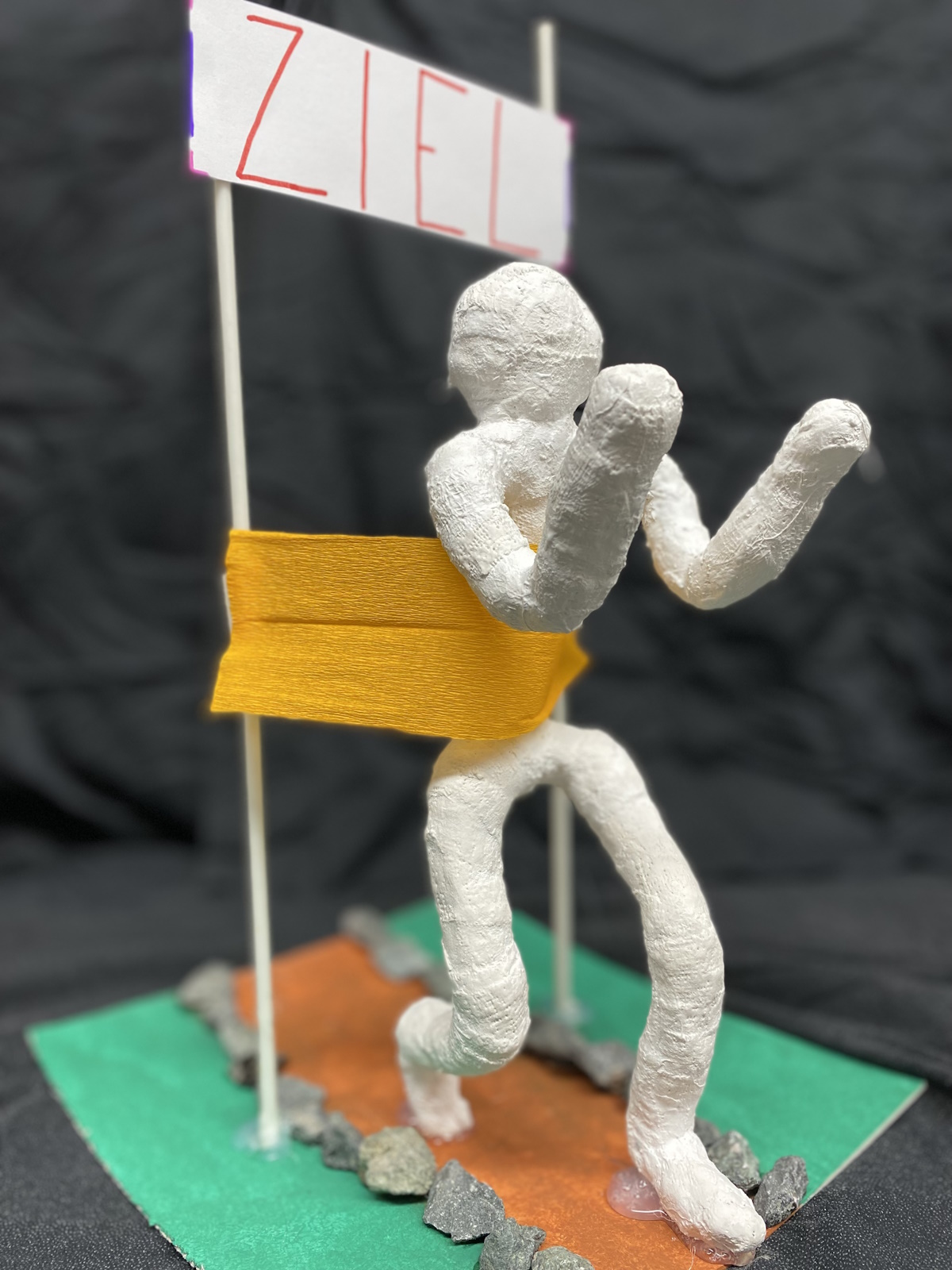 Mehr über den Artikel erfahren Draht, Gips und Stoff- Figuren, die Gefühle zeigen